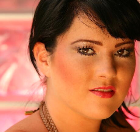 Seductive brittish brunette milf Rachel Aldana in hot bikini denudes big boobies and ass 